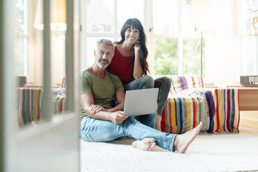 Mature couple with laptop at home - JOSEF06364