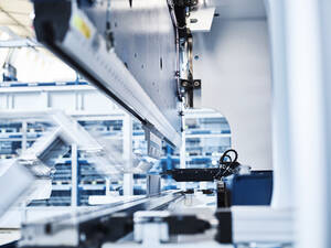 Roboterarm und Biegemaschine in der Produktion im Werk - CVF01781
