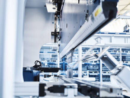 Fertigungsroboterarm in automatisierter Fabrik - CVF01799