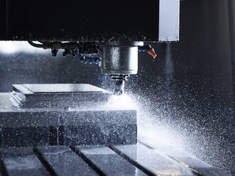 Wasserspritzer in einer automatisierten CNC-Maschine in einer Fabrik - CVF01800