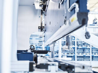 Roboterarm bei der Herstellung an Maschinen in einer Fabrik - CVF01802