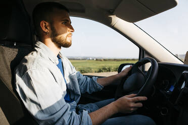 Young man driving van - JRFF05215