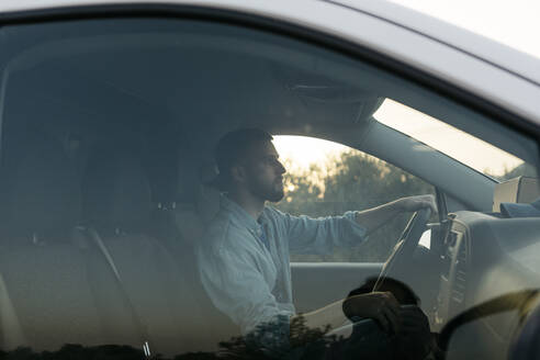 Lieferwagenfahrer durch Fenster gesehen - JRFF05220