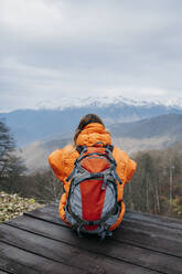 Tourist mit Rucksack beim Betrachten der Aussicht vom Aussichtspunkt - OMIF00402