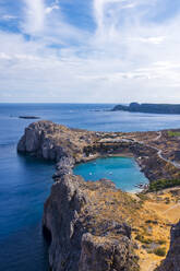 Malerische Küstenlandschaft mit blauem Meer an einem sonnigen Tag, Lindos, Rhodos, Griechenland - MHF00551