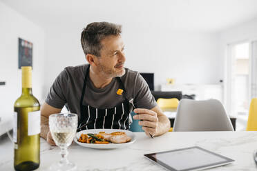 Thoughtful man eating lunch at home - JRFF05261