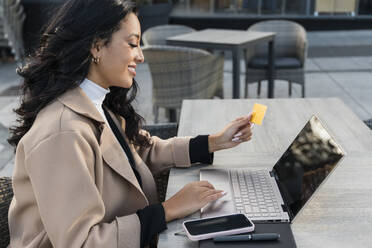 Geschäftsfrau mit Kreditkarte beim Online-Einkauf mit Laptop - JRVF02422