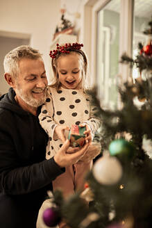 Großvater beschenkt seine Enkelin zu Weihnachten zu Hause - ZEDF04420