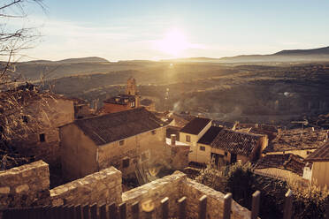 Häuser in Estopinan del Castillo bei Sonnenuntergang, Provinz Huesca, Spanien - ACPF01426