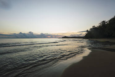 Leerer Strand bei Sonnenuntergang in Limon, Costa Rica - RSGF00803