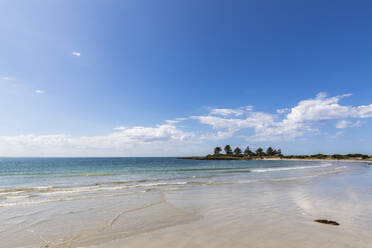 Australia, Victoria, Port Fairy, Sandy beach in Port Fairy Coastline Protection Reserve - FOF12566