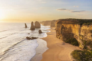 Australien, Victoria, Blick auf die Zwölf Apostel im Port Campbell National Park bei Sonnenuntergang - FOF12576