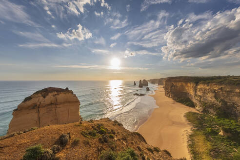 Australien, Victoria, Blick auf den Sandstrand im Port Campbell National Park bei Sonnenuntergang mit den Zwölf Aposteln im Hintergrund - FOF12577