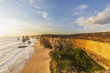 Australien, Victoria, Blick auf den Sandstrand im Port Campbell National Park bei Sonnenuntergang mit den Zwölf Aposteln im Hintergrund - FOF12579