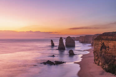 Australien, Victoria, Langzeitbelichtung der Zwölf Apostel im Port Campbell National Park in der Abenddämmerung - FOF12580