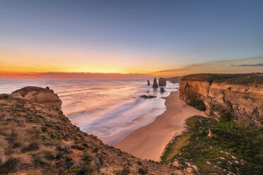 Australien, Victoria, Langzeitbelichtung der Zwölf Apostel im Port Campbell National Park in der Abenddämmerung - FOF12582