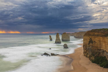 Australien, Victoria, Langzeitbelichtung von Gewitterwolken über den Zwölf Aposteln im Port Campbell National Park - FOF12594