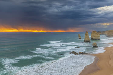 Australien, Victoria, Langzeitbelichtung von Gewitterwolken über den Zwölf Aposteln im Port Campbell National Park - FOF12596