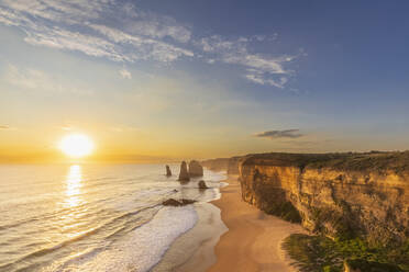 Australien, Victoria, Blick auf die Zwölf Apostel im Port Campbell National Park bei Sonnenuntergang - FOF12599