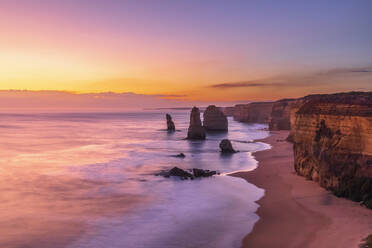 Australien, Victoria, Langzeitbelichtung der Zwölf Apostel im Port Campbell National Park in der Abenddämmerung - FOF12601