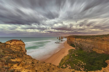 Australien, Victoria, Langzeitbelichtung von Sandstrand im Port Campbell National Park bei bewölktem Morgengrauen - FOF12603