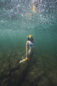 Junge Frau im Bikini schwimmt unter Wasser - RSGF00805