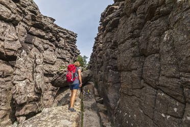 Australien, Victoria, Halls Gap, Touristin beim Durchqueren des Grand Canyon im Grampians National Park - FOF12609