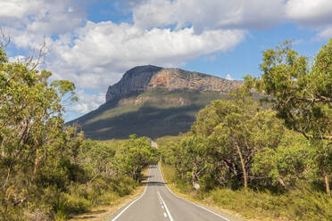 Australien, Victoria, Abschnitt der Northern Grampians Road mit Berg im Hintergrund - FOF12611