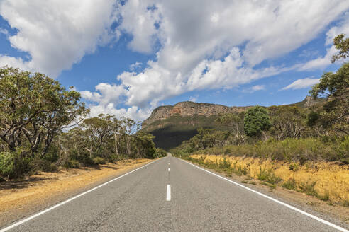 Australien, Victoria, Abschnitt der Northern Grampians Road mit Berg im Hintergrund - FOF12613