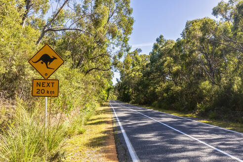 Australien, Victoria, Känguru-Kreuzungsschild entlang der Northern Grampians Road - FOF12614