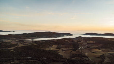 Spanien, Provinz Huesca, Estopinan del Castillo, Luftpanorama der in ein Wolkenmeer gehüllten Berge in der Abenddämmerung - ACPF01430