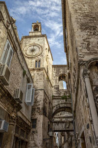 Uhrenturm am Eisernen Tor des Diokletianpalastes, Split, Dalmatien, Kroatien - MAMF02004