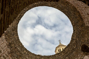 Glockenturm aus dem Inneren der alten Ruine, Diokletianpalast, Split, Dalmatien, Kroatien - MAMF02009