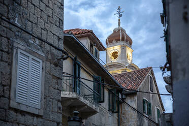 Beleuchteter Glockenturm unter bewölktem Himmel in der Abenddämmerung, Split, Dalmatien, Kroatien - MAMF02014