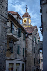 Glockenturm unter bewölktem Himmel in der Abenddämmerung, Split, Dalmatien, Kroatien - MAMF02015