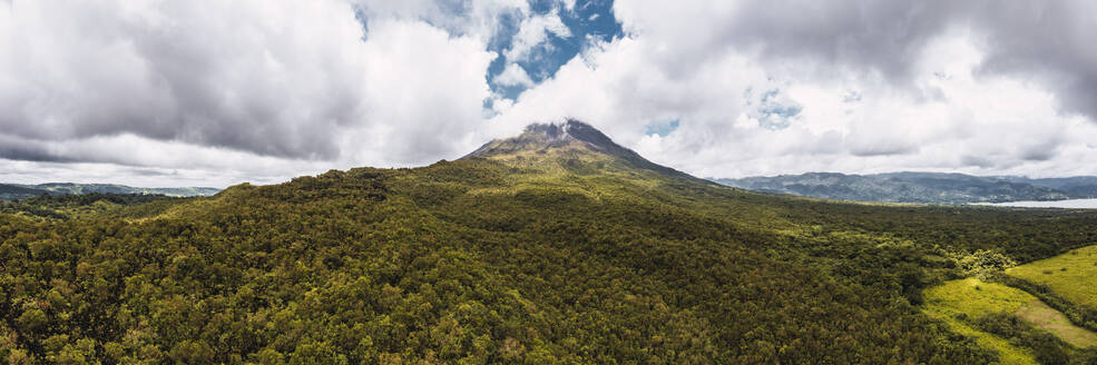 Bewölkter Himmel über dem grünen, idyllischen Vulkan Arenal, Arenal Volcano National Park, La Fortuna, Provinz Alajuela, Costa Rica - RSGF00812