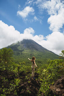 Frau im Urlaub mit Blick auf den Vulkan Arenal, Arenal Volcano National Park, La Fortuna, Provinz Alajuela, Costa Rica - RSGF00814