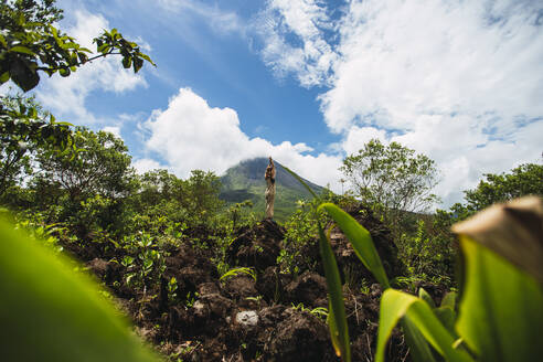 Abenteuerlustige Frau beim Wandern am Vulkan Arenal, Arenal Volcano National Park, La Fortuna, Provinz Alajuela, Costa Rica - RSGF00815