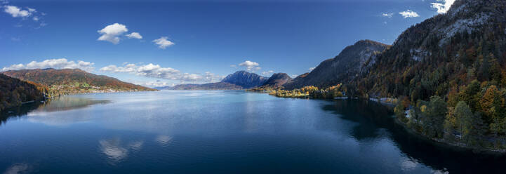 Österreich, Oberösterreich, Unterach am Attersee, Drohnenpanorama des Attersees - WWF05999