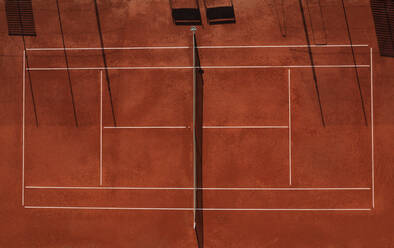 Drohnenansicht eines leeren Tennisplatzes - WWF06000