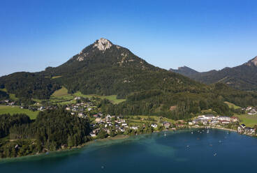 Österreich, Salzburg, Fuschl am See, Drohnenansicht des Bergdorfes am Ufer des Fuschlsees - WWF06004