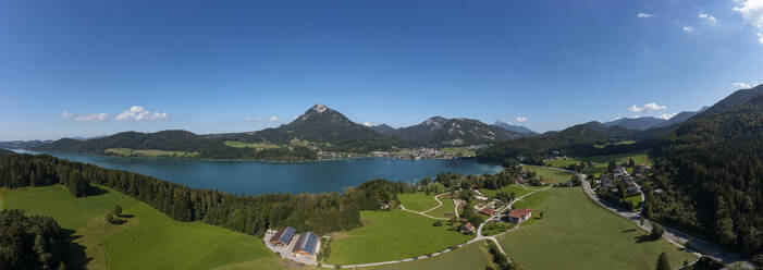 Österreich, Salzburg, Fuschl am See, Drohnenpanorama des Bergdorfes am Ufer des Fuschlsees - WWF06006