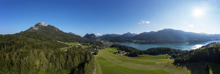 Österreich, Salzburg, Fuschl am See, Drohnenpanorama des Fuschlsees und der umliegenden Landschaft im Sommer - WWF06008