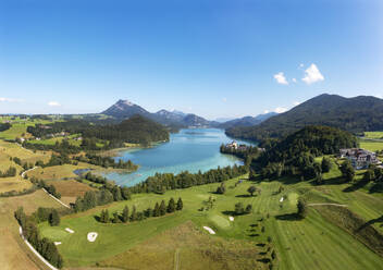 Österreich, Salzburg, Hof bei Salzburg, Drohnenansicht des Fuschlsees und des umliegenden Golfplatzes im Sommer - WWF06011