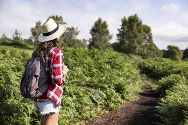 Frau mit Rucksack auf dem Fußweg im Wald bei Cannock Chase - WPEF05647