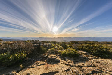 Australien, Victoria, Sonnenuntergang vom Mount William im Grampians National Park aus gesehen - FOF12622