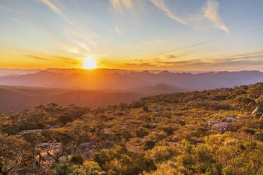 Australien, Victoria, Sonnenuntergang vom Mount William im Grampians National Park aus gesehen - FOF12625