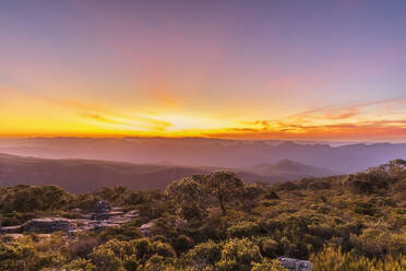 Australien, Victoria, Sonnenuntergang vom Mount William im Grampians National Park aus gesehen - FOF12627