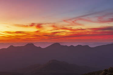 Australien, Victoria, Silhouetten der Berge vom Mount William aus gesehen bei stimmungsvollem Sonnenuntergang - FOF12628