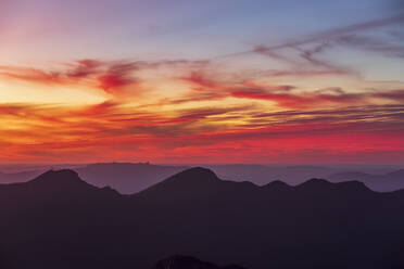 Australien, Victoria, Silhouetten der Berge vom Mount William aus gesehen bei stimmungsvollem Sonnenuntergang - FOF12629